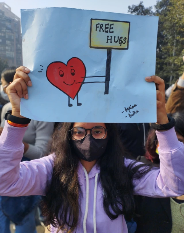 युवाओं के हाथ में अलग-अलग पोस्टर थे.