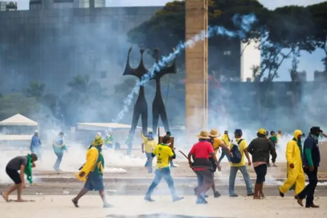 Taageerayaasha madaxweynihii Brazil ayaa weerar ku qaaday xarunta koongareeska