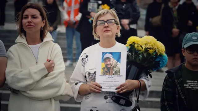 родственники погибших военных во время минуты молчания