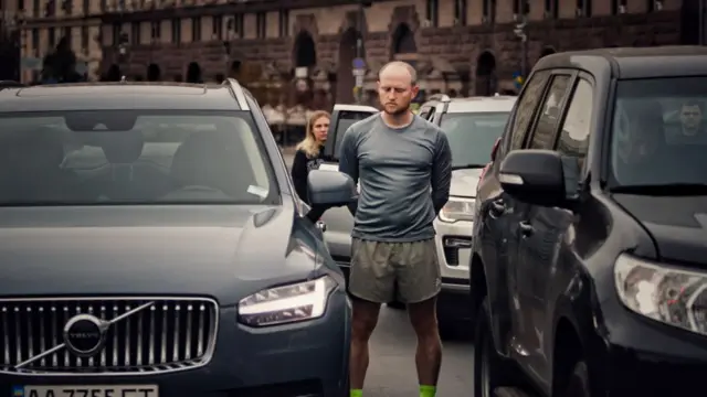 минута молчания в Киеве, люди вышли из машин и стоят молча