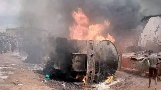 Tanker na-agba ọkụ