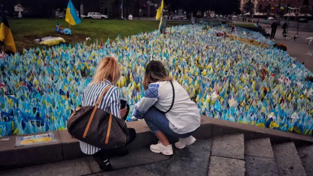 девушки на площади с украинскими флажками