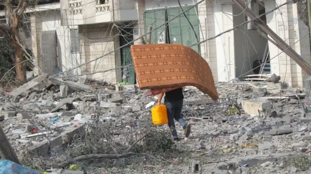 تقارير تقول إن الهجمات الإسرائيلية شردت عشرات الآلاف من فلسطينيين غزة من منازلهم