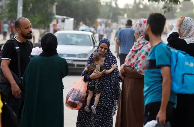 فلسطينيون يفرون من منازلهم وسط غارات إسرائيلية على جنوب قطاع غزة، 9 أكتوبر تشرين الأول، 2023.