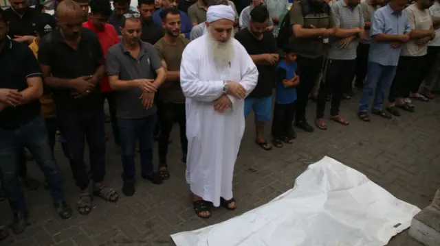 فلسطينيون يصلون على أحد قتلى الهجمات الإسرائيلية في غزة.