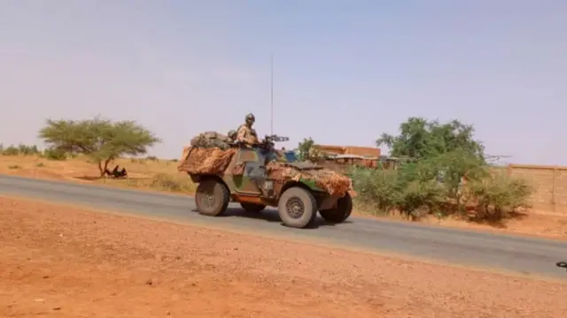 Dakarun Faransa sun fara ficewa daga jamhuriyar Nijar a ranar Talata bayan jagororin mulkin sojin ƙasar sun umurce su da yin haka.