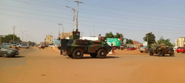 Fara ficewar dakarun na Faransa na zuwa ne daidai ranar da Amurka ta sanar da dakatar da tallafin kuɗi sama da dala miliyan 500 da take bai wa ƙasar domin taimaka mata wajen yaƙi da masu ikirarin jihadi a yankin Sahel.