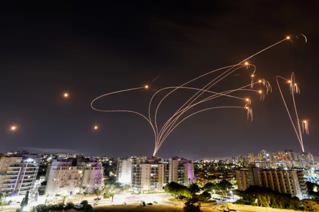 نظام القبة الحديدية الإسرائيلي يعترض الصواريخ التي أُطلقت من قطاع غزة، كما يظهر من مدينة عسقلان