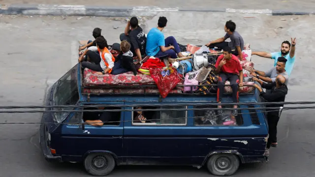 فلسطنيون يفرون من الغارات الإسرائيلية على قطاع غزة