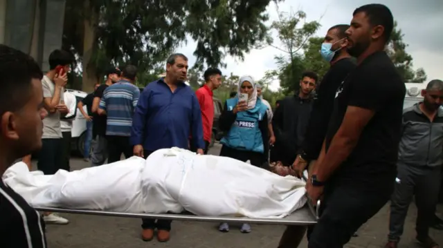 الفلسطينيون يقولون إنه لا يزال هناك مئات القتلى تحت أنقاض المباني التي انهارت على ساكنيها في الغارات الجوية الإسرائيلية.