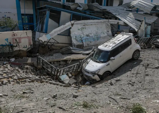 مبنى مدرسة الأونروا المتضرر في مدينة غزة في أعقاب الغارات الجوية الإسرائيلية.