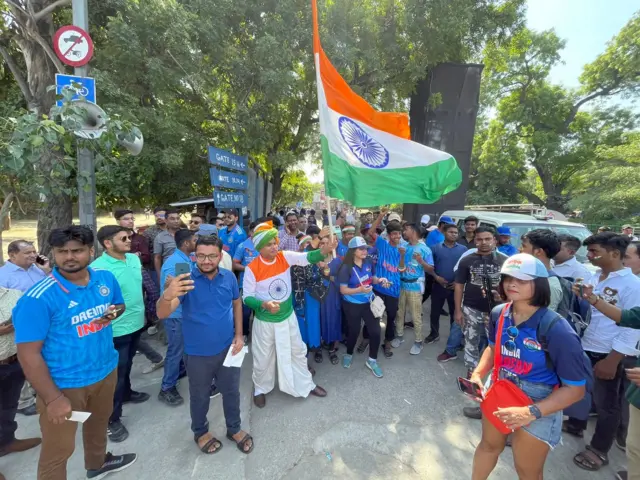फैन्स जोश में हैं. ये तस्वीर बीबीसी संवाददाता नवीन नेगी और दीपक जसरोटिया ने भेजी है.