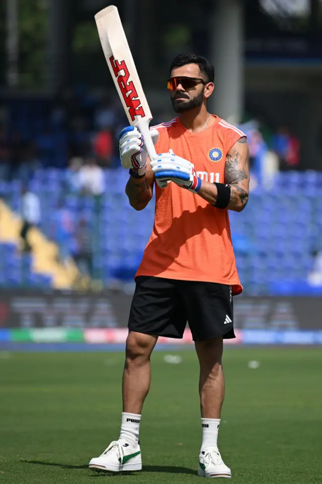 भारतीय के स्टार बल्लेबाज़ विराट कोहली शानदार फॉर्म में हैं. उन्होंने ऑस्ट्रेलिया के ख़िलाफ़ 85 रन की पारी खेली थी और भारत को मुश्किल स्थिति से निकाला था.
