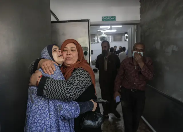 فلسطينيتان بعد تلقيهما خبر وفاة أقاربهن في مستشفى الشفاء بمدينة غزة