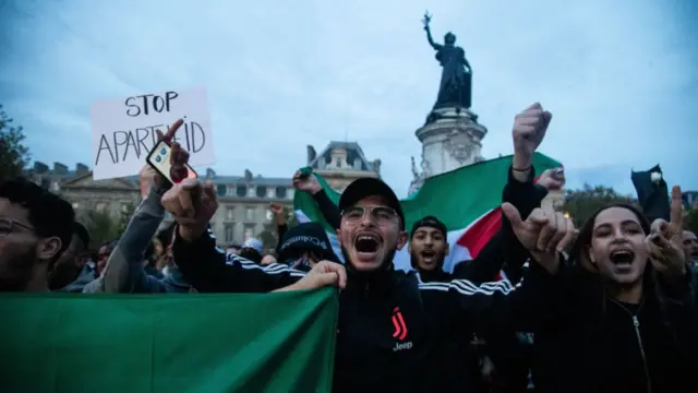 Акция в Париже