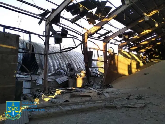 Последствия одного из ударов - фото Одесской областной прокуратуры