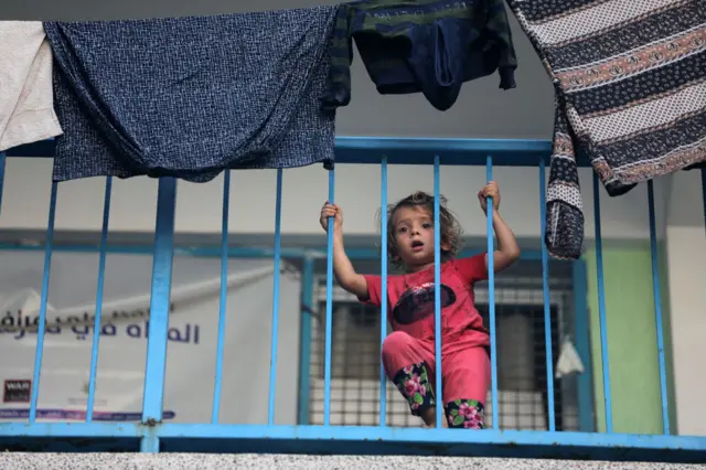 طفلة في مدرسة تحولت إلى ملجأ