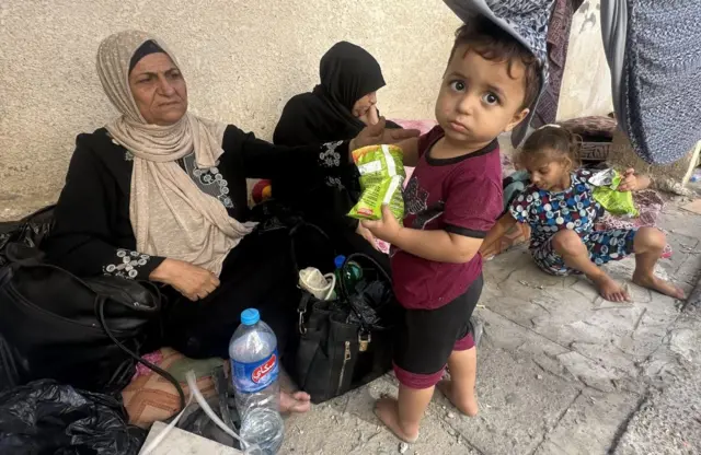 مستشفى تحولت أروقته إلى ملاجئ