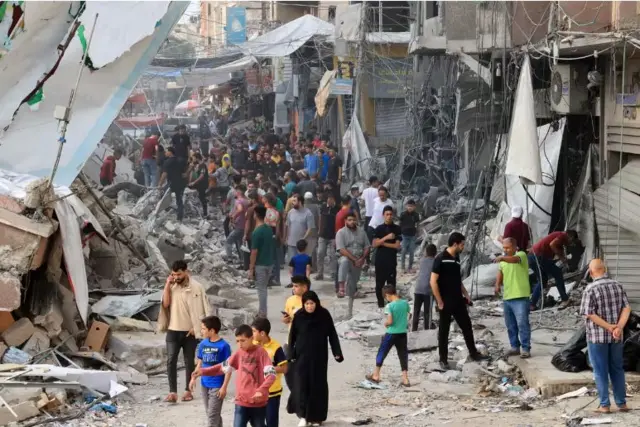 سكان غزة وسط ركام وحطام المباني بعد القصف الإسرائيلي