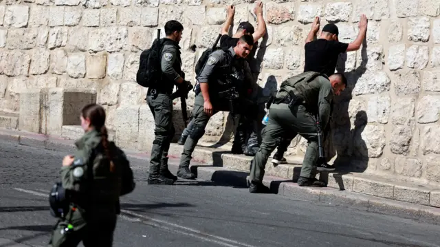 حملات تفتيش للفلسطينيين قبيل الصلاة