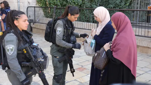 حملات تفتيش للفلسطينيين قبيل الصلاة