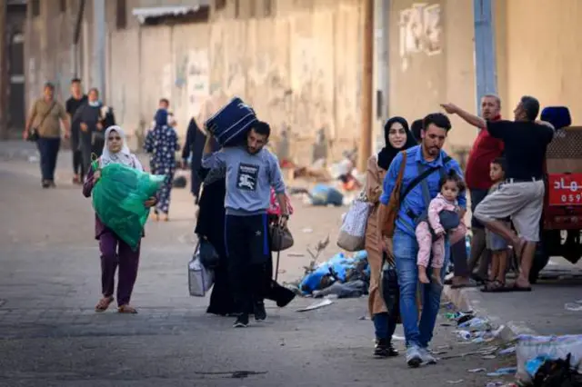 Maatii daa'ima saanii qabatanii baqataa jiran