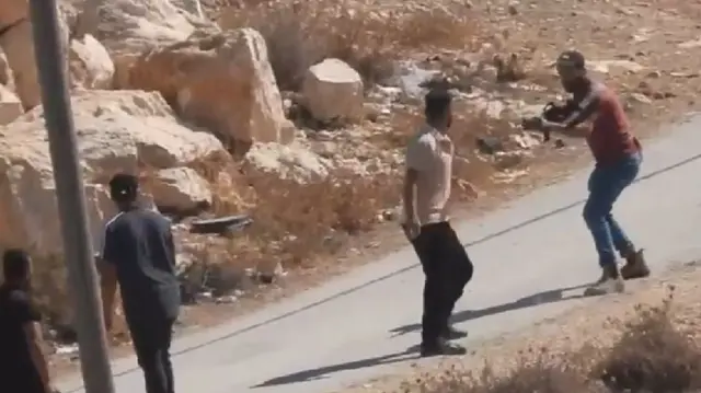 مستوطن يطلق الرصاص على فلسطيني من مسافة قريبة جدا