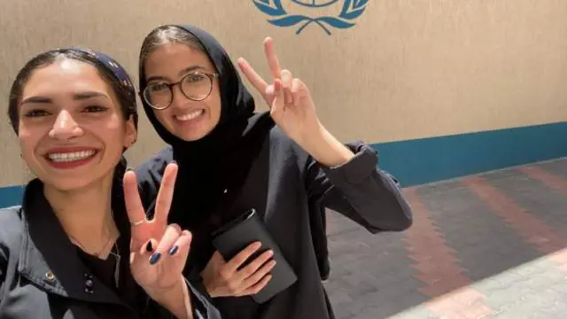 ظريفة بارود (يمين) في صوة التقطت في وقت سابق