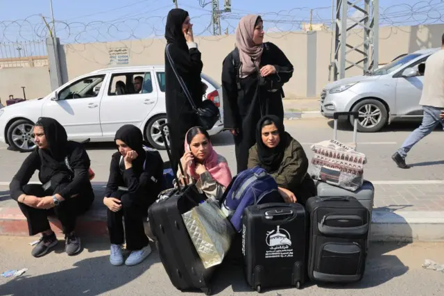 فلسطينيون من غزة من حملة الجنسيات الأجنبية عند معبر رفح