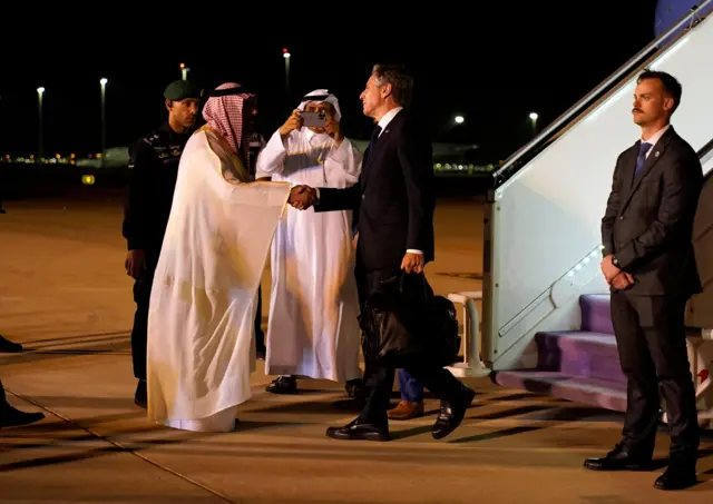 وزير الخارجية الأمريكي أنتوني بلينكن لدى وصوله الرياض بالمملكة العربية السعودية، وكان في استقباله وكيل وزارة الخارجية لشؤون المراسم عبد المجيد السماري