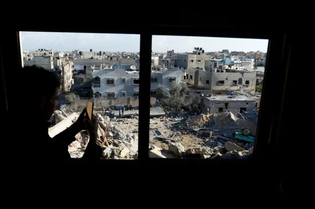 فلسطينيون يتجمعون في موقع الغارات الإسرائيلية على المنازل في خان يونس جنوب قطاع غزة