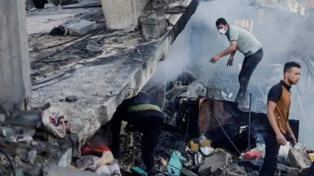 qof falastiini ah oo burburka duqeynta ka baadi goobaya dad