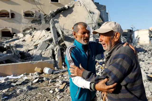 الفلسطيني محمد أبو دقة، نجا من الغارات الإسرائيلية التي أسفرت عن مقتل 8 من أفراد أسرته ولا يزال يبحث عن ثلاثة آخرين تحت أنقاض منزله