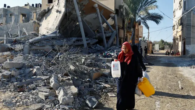 فلسطينية تبحث عن ماء في خان يونس جنوب القطاع
