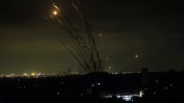 تنطلق صواريخ من سواحل قطاع غزة باتجاه إسرائيل من قبل مسلحي كتائب عز الدين القسام، الجناح العسكري لحركة حماس،