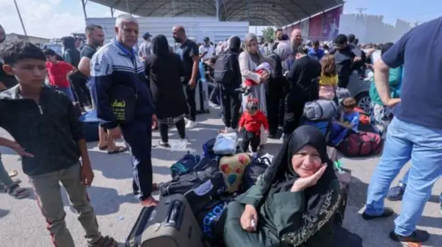 क्रॉसिंग पर जुटे लोग