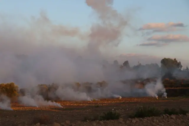 تصاعد الدخان بعد أن شن الجيش الإسرائيلي هجمات مدفعية على بلدة الزهاجرة في لبنان على الحدود في 16 أكتوبر 2023