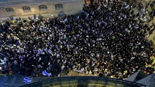 صدها معترض در برابر بی‌بی‌سی خواستار تروریستی خوانده شدن حماس شدند