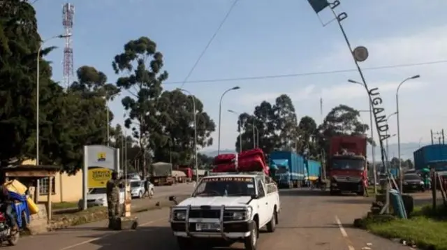 Raia wa Uganda na Jamhuri ya Kidemokrasia ya Congo wamelalamikia kulipa ada kubwa ya visa katika vivuko vya mpakani.