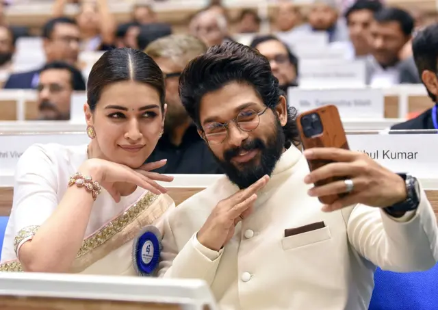 अल्लू अर्जुन को उनकी फ़िल्म पुष्पा- द राइज़ के लिए सर्वश्रेष्ठ अभिनेता का अवॉर्ड मिला.