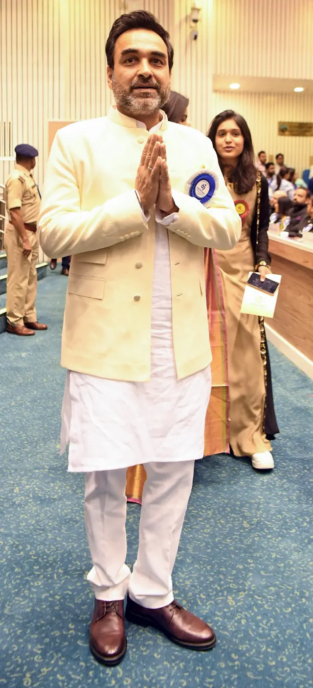 पंकज त्रिपाठी को उनकी फ़िल्म मिमी के लिए सर्वश्रेष्ठ सहायक अभिनेता का अवॉर्ड मिला