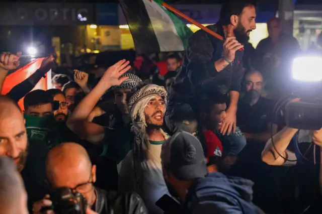 متظاهرون لبنانيون يلوحون بالأعلام الفلسطينية ويرددون شعارات تضامنية مع غزة خارج السفارة الأمريكية في عوكر شرق بيروت