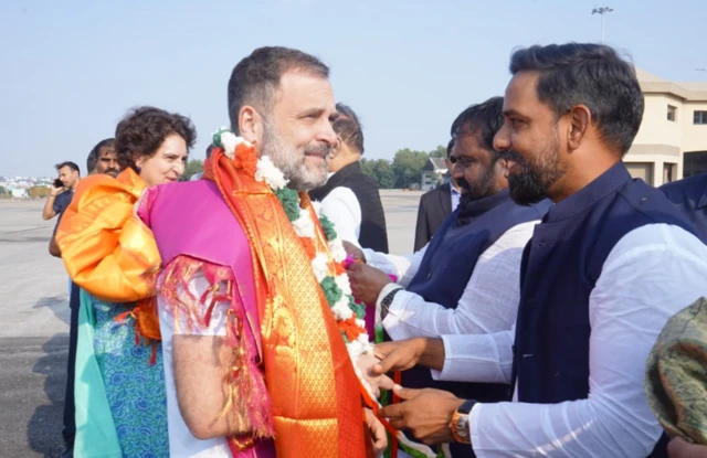 రాహుల్ గాంధీ, ప్రియాంకను ఆహ్వానిస్తున్న కాంగ్రెస్ నేతలు