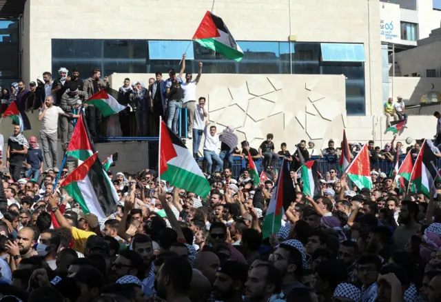 أشخاص يشاركون في احتجاج مؤيد للفلسطينيين في عمان، الأردن