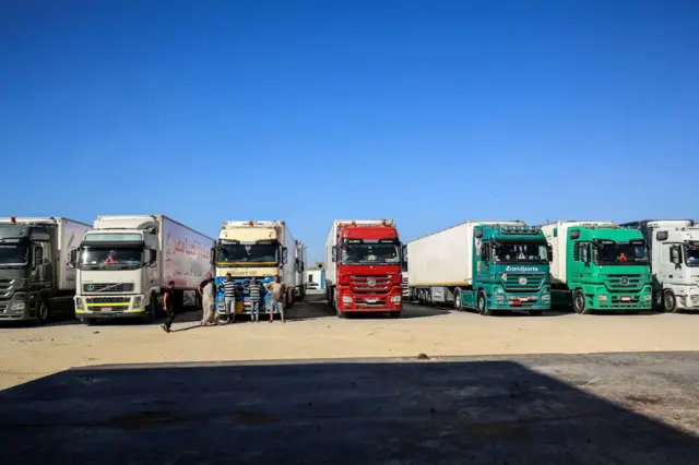 شاحنات مساعدات