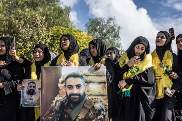 خلال جنازة أحد مقاتلي حزب الله الذي قُتل أمس خلال اشتباكات ضد الجيش الإسرائيلي على الحدود الجنوبية للبنان