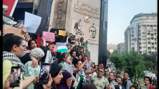 أشخاص يتظاهرون