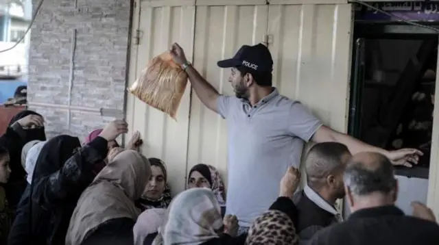 Gazze'nin güneyindeki Han Yunus'ta bir fırında ekmek kuyruğuna giren insanlar