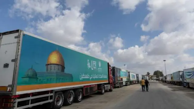 کامیونها منتظر در خاک مصر، آماده عبور از گذرگاه رفح و وارد شدن به غزه