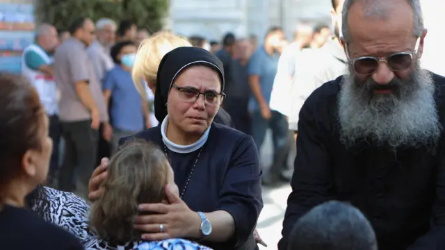 صلاة الجنازة على ضحايا قصف الكنيسة الأرثوذكسية في غزة